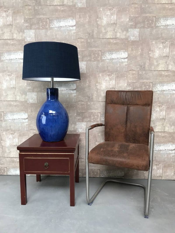 T011218 Tafellamp aardewerk blauw glazuur met donker blauwe linnen kap.