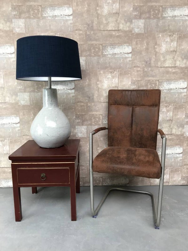 T020718 Tafellamp aardewerk grijs glazuur met donker blauwe linnen kap.