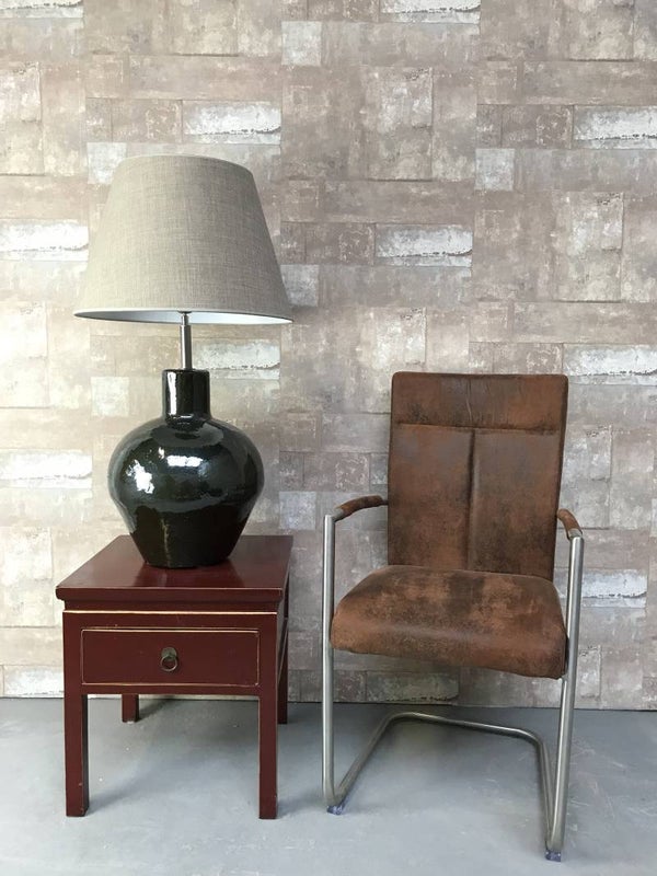 T031406 Tafellamp aardewerk donker bruin glazuur met licht bruine linnen kap.