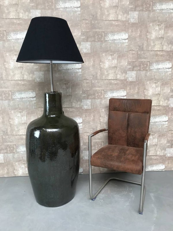 V031425 Vloerlamp aardewerk donker groen glazuur met zwarte linnen kap.
