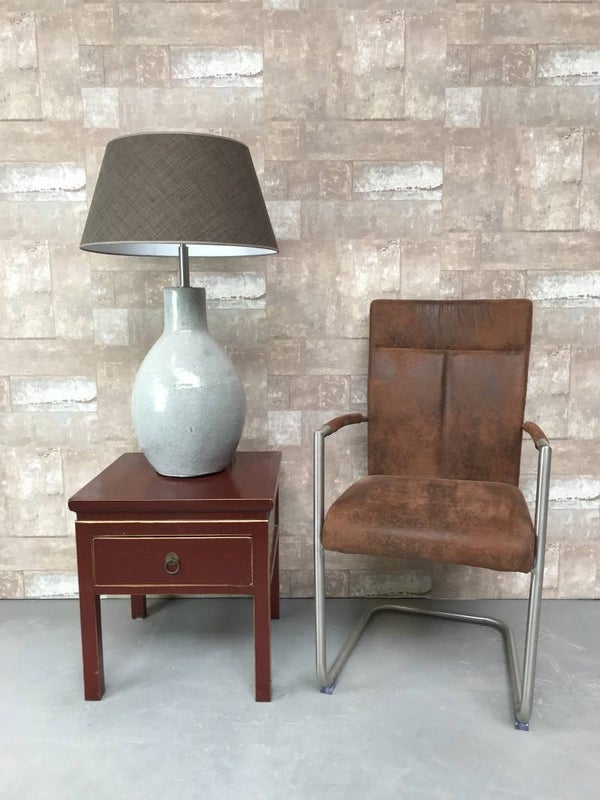T010719 Tafellamp aardewerk grijs glazuur met donker bruine linnen kap.