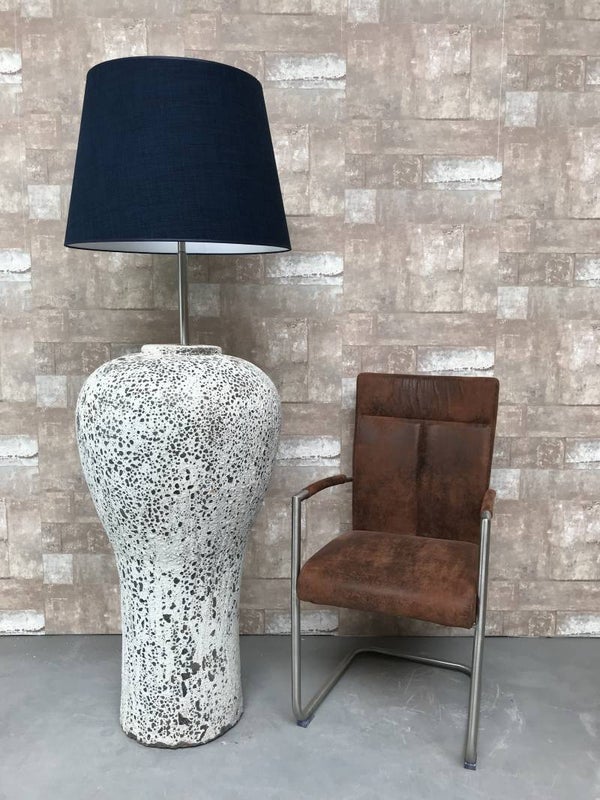 V047930 Vloerlamp aardewerk ocean oxide met donker blauwe linnen kap.