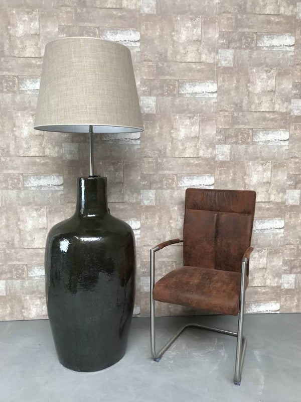 V031434 Vloerlamp aardewerk donker groen glazuur met licht bruine linnen kap.