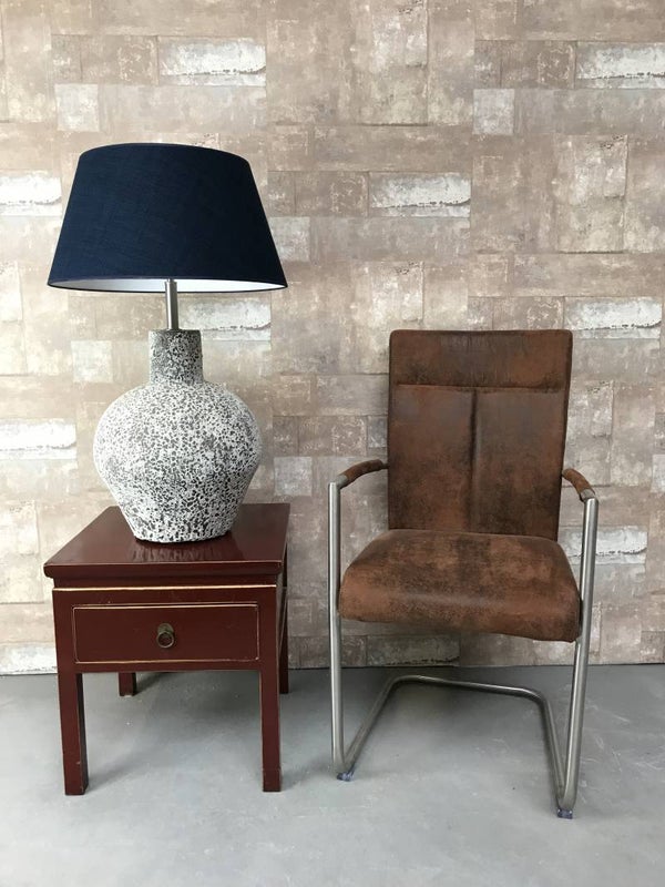 T037908 Tafellamp aardewerk ocean oxide met donker blauwe linnen kap.