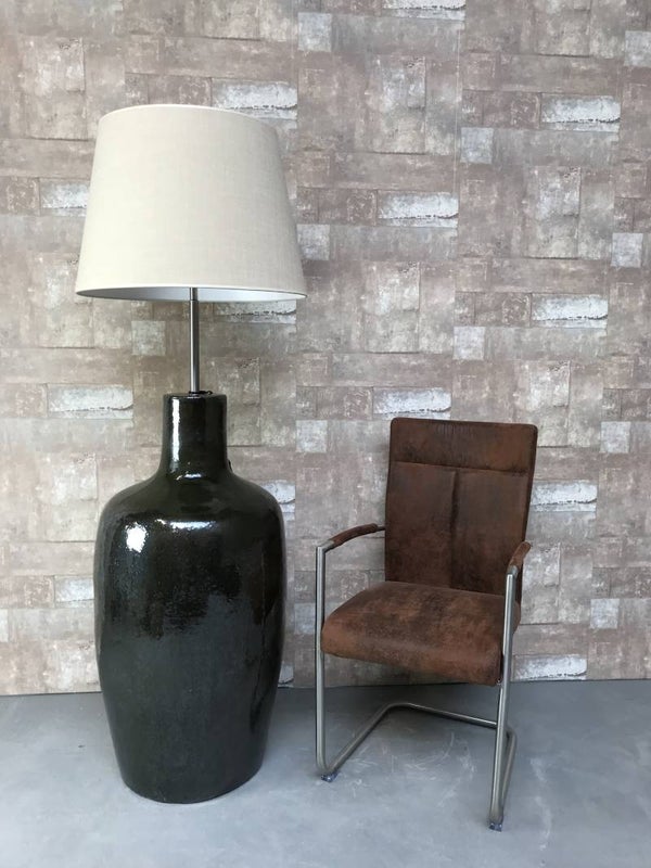 V031433 Vloerlamp aardewerk donker groen glazuur met creme linnen kap.