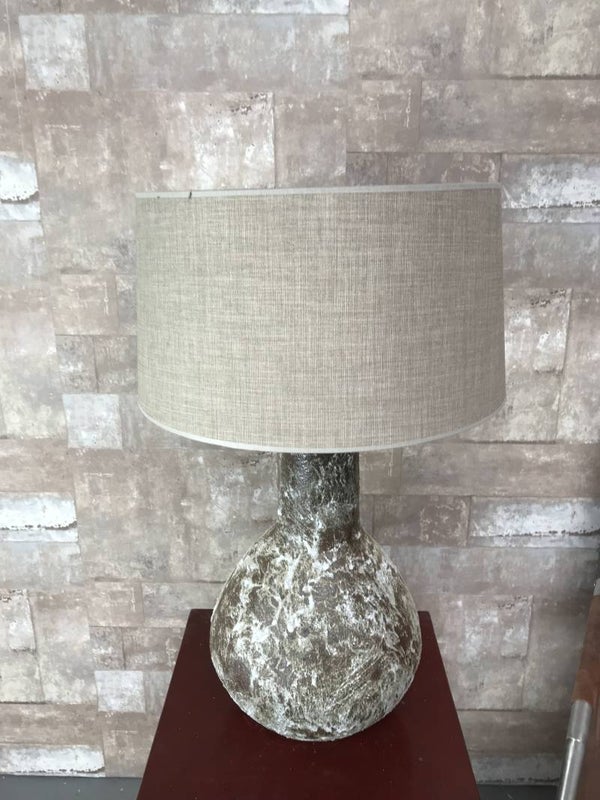 T027115 Tafellamp aardewerk atlantic met licht bruine linnen kap.