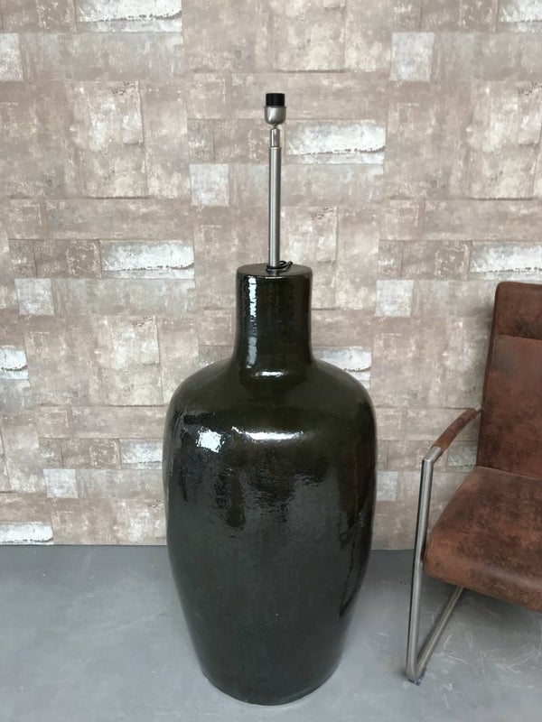 V031432 Vloerlamp aardewerk donker groen glazuur met zwarte linnen kap.