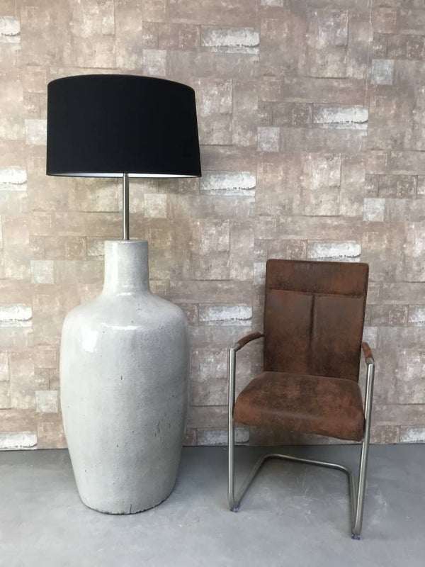 V030739 Vloerlamp aardewerk grijs glazuur met zwarte linnen kap.