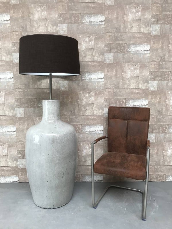 V030736 Vloerlamp aardewerk grijs glazuur met donker bruine linnen kap.
