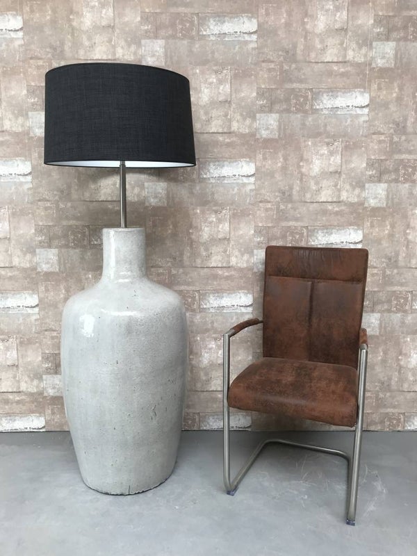 V030738 Vloerlamp aardewerk grijs glazuur met antraciet linnen kap.