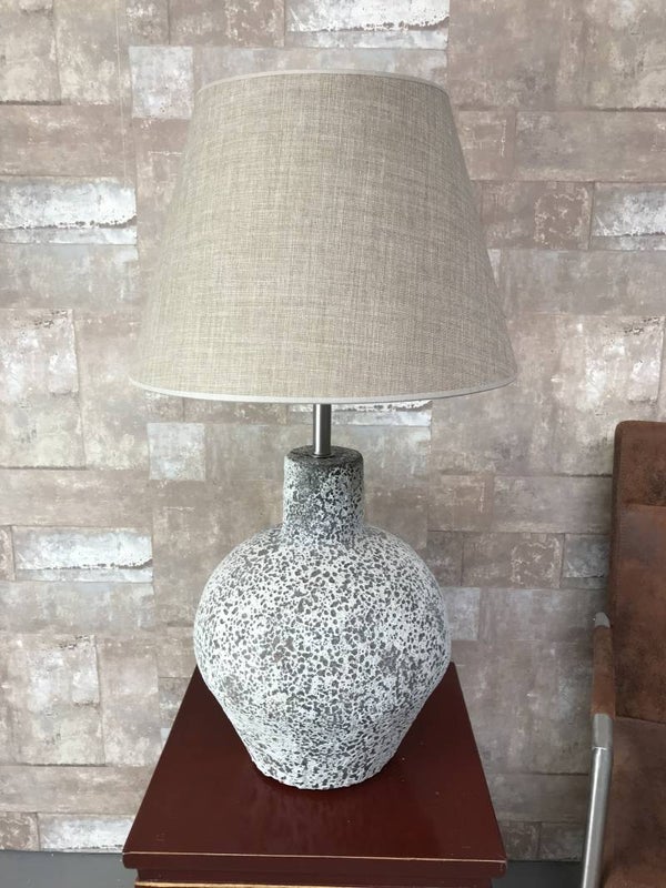 T037906 Tafellamp aardewerk ocean oxciede met licht bruine linnen kap.