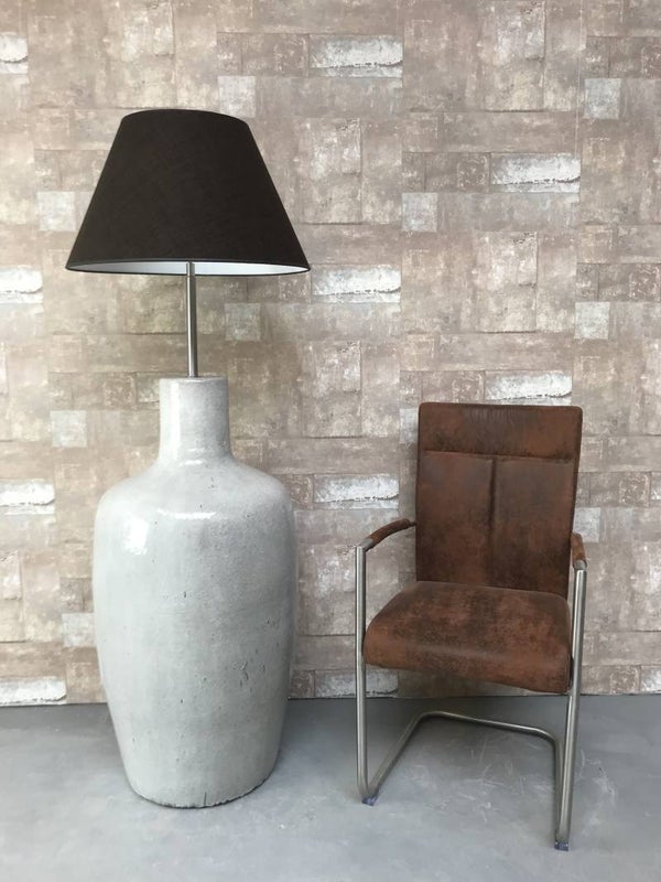 V030722 Vloerlamp aardewerk grijs glazuur met donker bruin linnen kap.