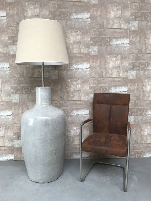 V030733 Vloerlamp aardewerk grijs glazuur met creme linnen kap.