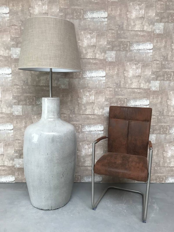 V030734 Vloerlamp aardewerk grijs glazuur met licht bruine linnen kap.