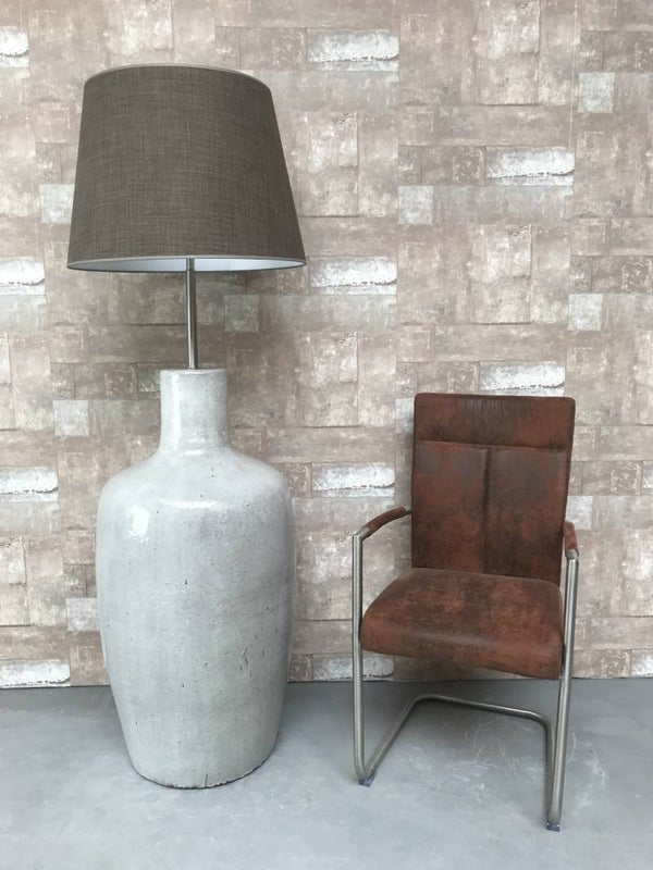 V030735 Vloerlamp aardewerk grijs glazuur met bruine linnen kap.