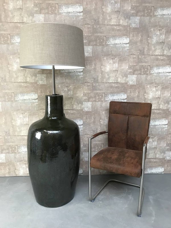 V031441 Vloerlamp aardewerk donker groen glazuur met licht bruine linnen kap.