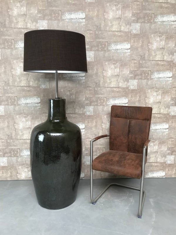 V031436 Vloerlamp aardewerk donker groen glazuur met donker bruine linnen kap.