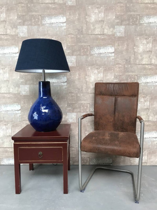 T021208 Tafellamp aardewerk blauw glazuur met donker blauwe linnen kap.
