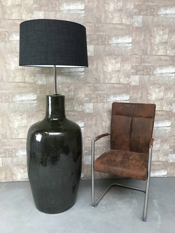 V031438 Vloerlamp aardewerk donker groen glazuur met antraciet linnen kap.