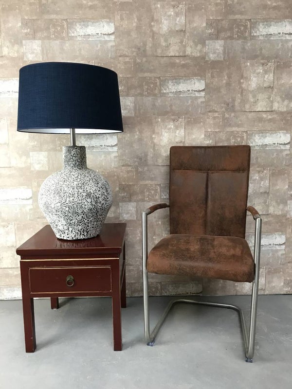 T037918 Tafellamp aardewerk ocean oxide met donker blauwe linnen kap.