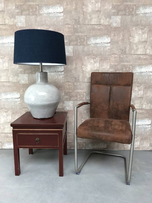 T030718 Tafellamp aardewerk grijs glazuur met donker blauwe linnen kap.