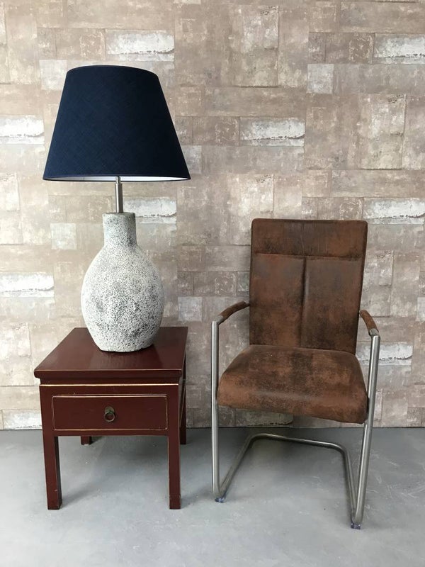T017902 Tafellamp aardewerk ocean oxide met donker blauwe linnen kap.