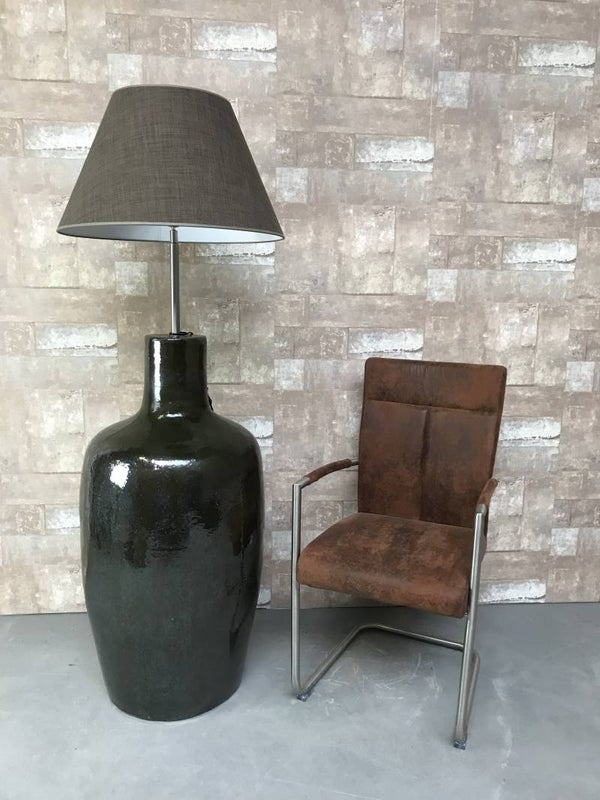 V031435 Vloerlamp aardewerk donker groen glazuur met bruine linnen kap.