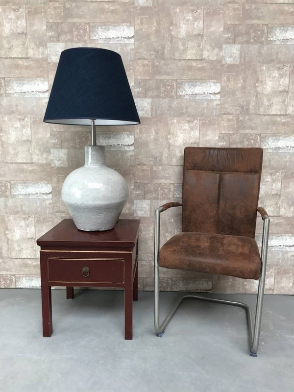 T030702 Tafellamp aardewerk grijs glazuur met blauwe linnen kap.