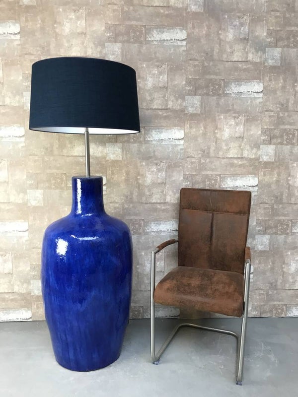 V031237 Vloerlamp aardewerk blauw glazuur met donker blauwe linnen kap.