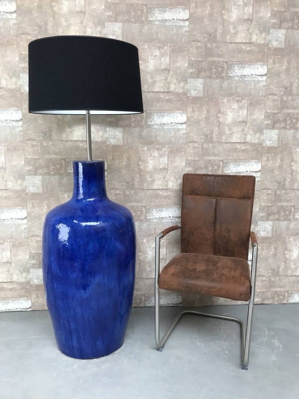 V031239 Vloerlamp aardewerk blauw glazuur zwarte linnen kap.