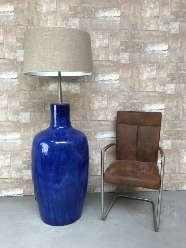 V031241 Vloerlamp aardewerk blauw glazuur met licht bruine linnen kap.
