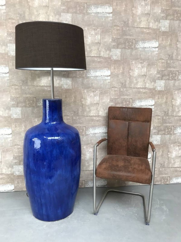 V031236 Vloerlamp aardewerk blauw glazuur met donker bruine linnen kap.