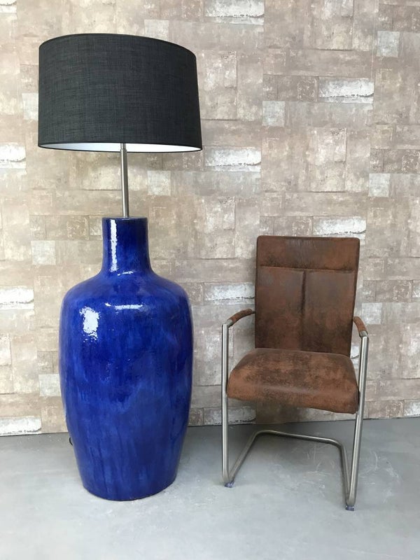 V031238 Vloerlamp aardewerk blauw glazuur met antraciet linnen kap.