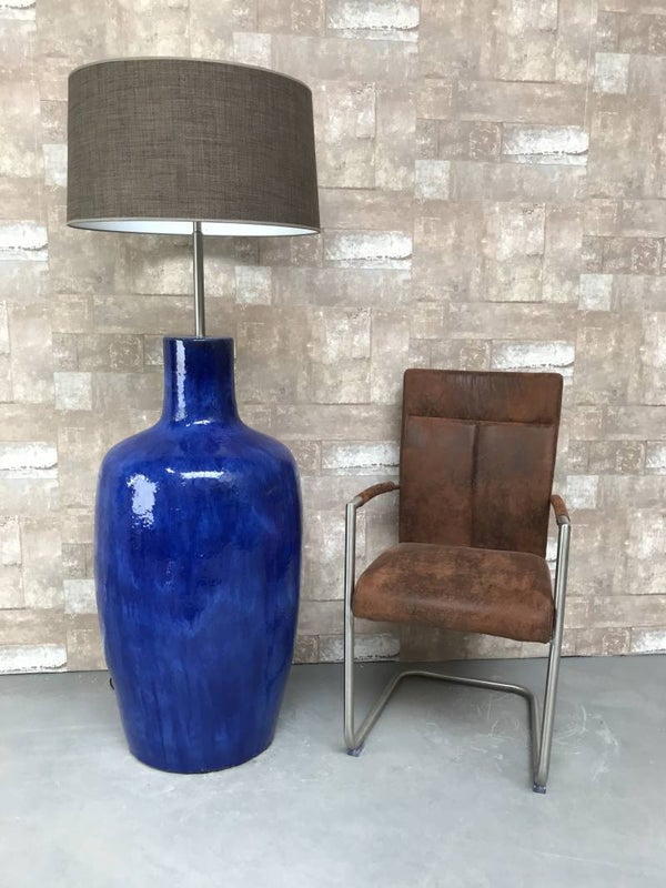V031242 Vloerlamp aardewerk blauw glazuur met bruine linnen kap.