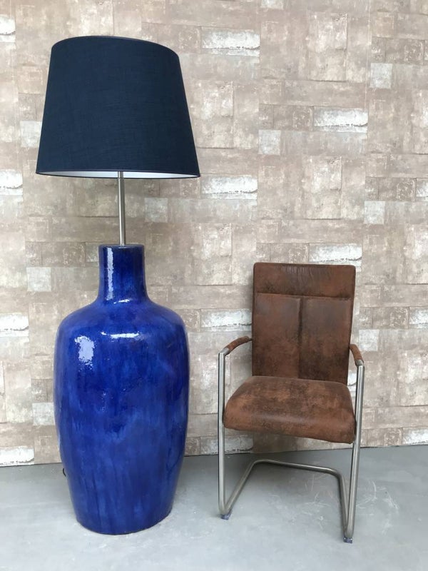 V031230 Vloerlamp aardewerk blauw glazuur met  donker blauwe linnen kap.