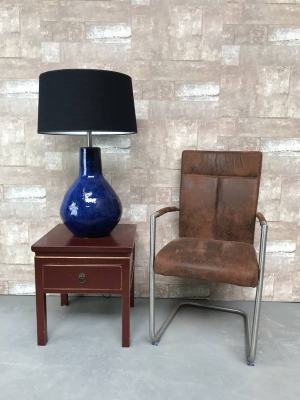 T021220 Tafellamp aardewerk blauw glazuur met zwarte linnen kap.