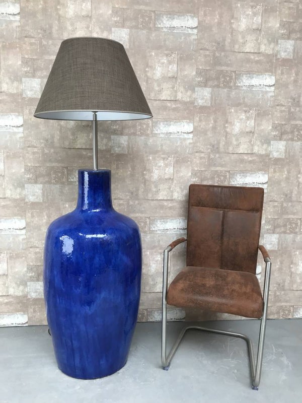 V031228 Vloerlamp aardewerk blauw glazuur met bruine linnen kap.