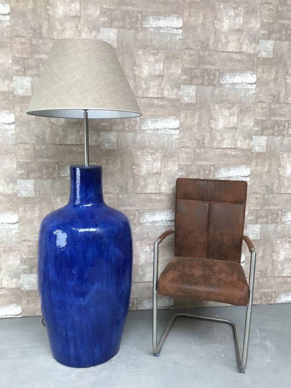 V031227 Vloerlamp aardewerk blauw glazuur met licht bruine linnen kap.