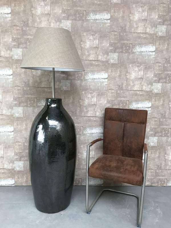 V021427 Vloerlamp aardewerk donker groen glazuur met licht bruine linnen kap.