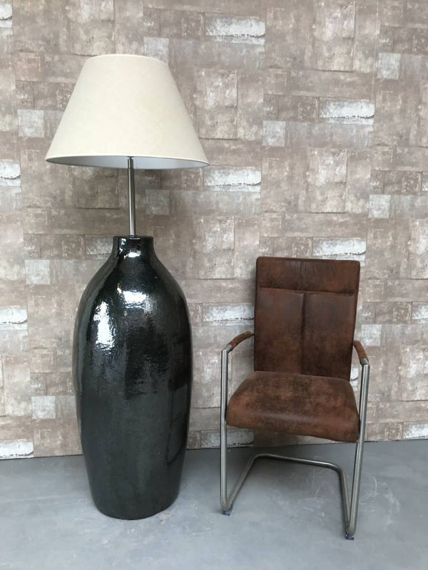 V021426 Vloerlamp aardewerk dnker groen glazuur met creme linnen kap.