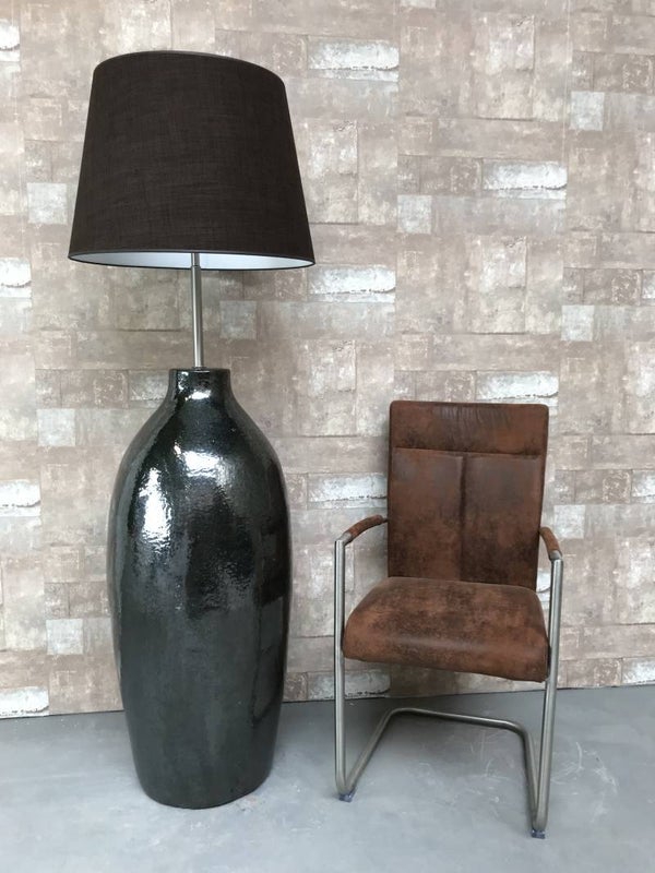 V021429 Vloerlamp aardewerk donker groen glazuur met donker bruine linnen kap.