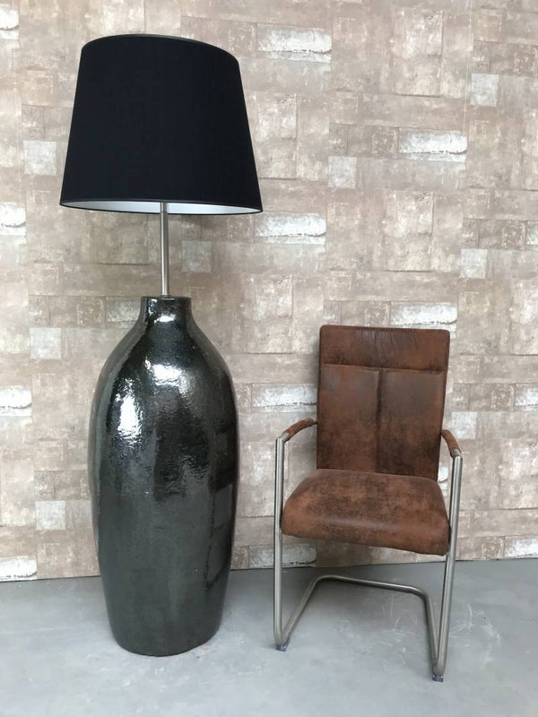 V021432 Vloerlamp aardewerk donker bruin glazuur met zwarte linnen kap.