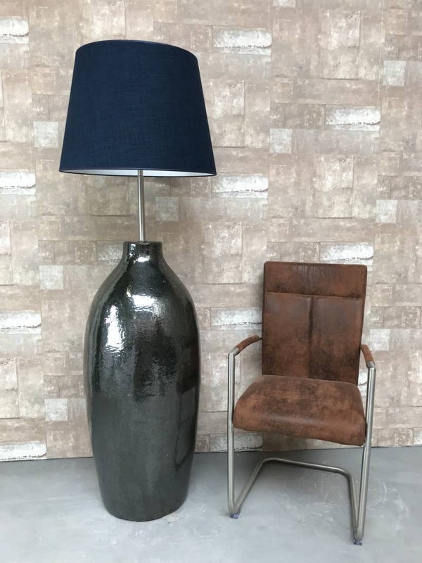 V021430 Vloerlamp aardewerk donker groen glazuur met donker blauwe linnen kap.
