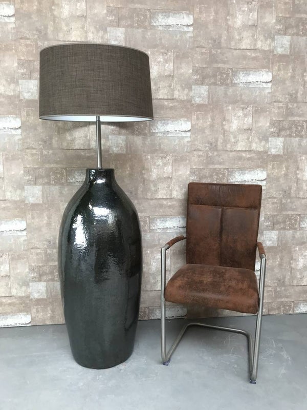 V021442 Vloerlamp aardewerk donker groen glazuur met bruine linnen kap.