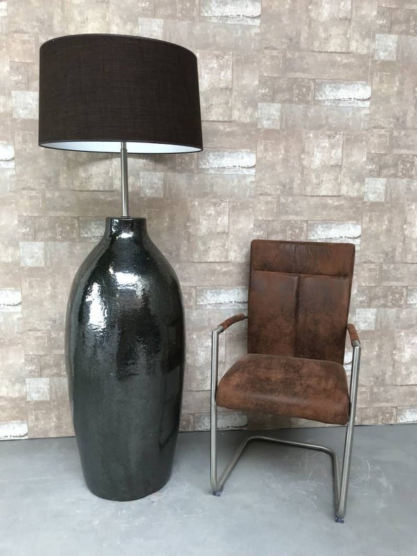V021436 Vloerlamp aardewerk donker groen glazuur met donker bruine linnen kap.