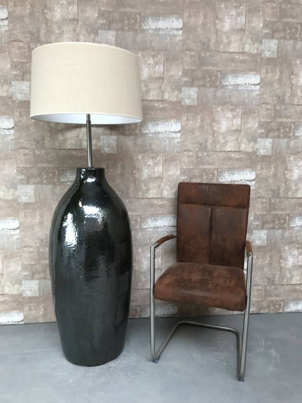 V021440  Vloerlamp aardewerk donker groen glazuur met creme linnen kap.