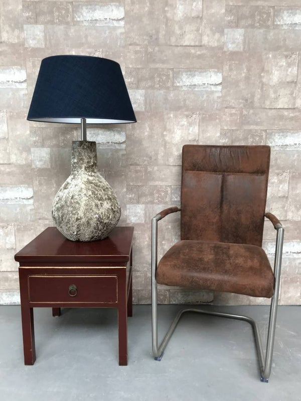 T027108 Tafellamp aardewerk atlantic met donker blauwe linnen kap.