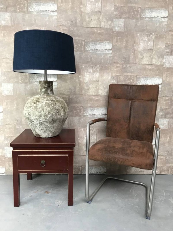 T037118 Tafellamp aardewerk atlantic met donker blauwe linnen kap.
