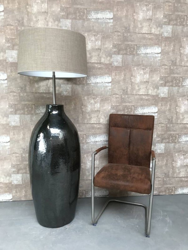 V021441 Vloerlamp aardewerk donker groen glazuur met licht bruine linnen kap.