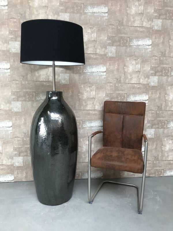 V021439 Vloerlamp aardewerk donker groen glazuur met zwarte linnen kap.